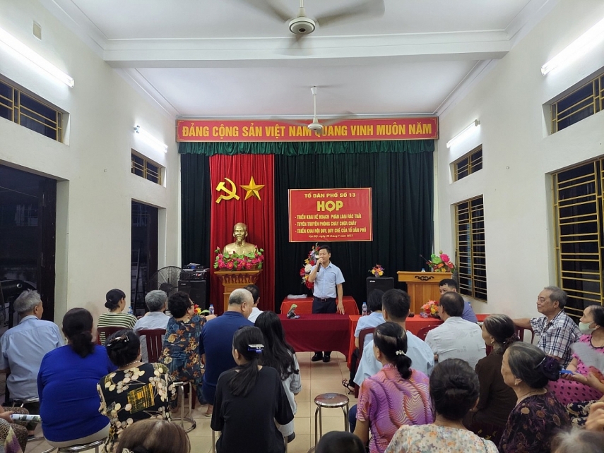 Công ty MTĐT Hải phòng phối hợp với chính quyền địa phương tuyên truyền trực tiếp cho người dân tại khu phố