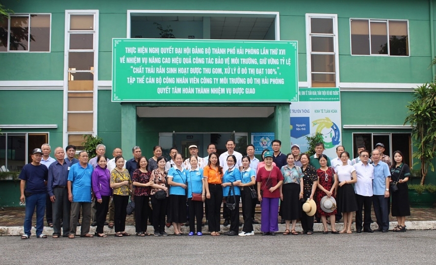 Đoàn đại biểu thuộc các tổ dân phố phường Hàng Kênh, quận Lê Chân tham quan nhà máy xử lý rác và nghe tuyên truyền về phân loại rác tại nguồn