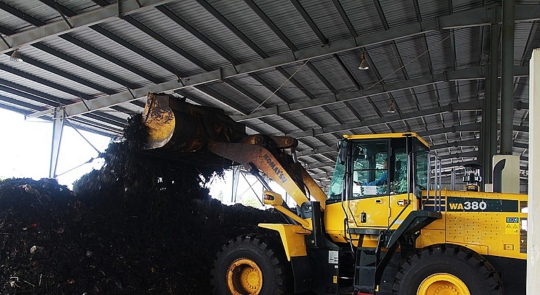 Khu xử lý rác thải Tràng Cát đang xử lý khoảng 100 tấn rác hữu cơ/ngày, được phân loại tại nguồn từ các nhà hàng, khách sạn, chợ dân sinh