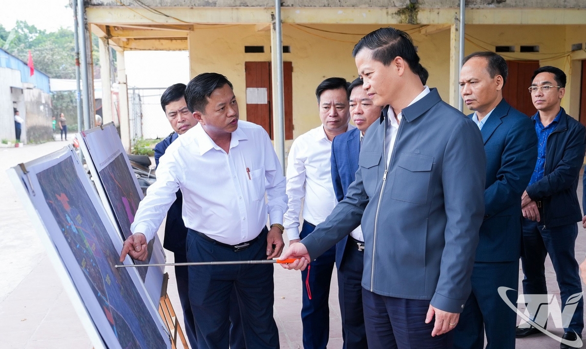 Đồng chí Chủ tịch UBND tỉnh Vương Quốc Tuấn kiểm tra quy hoạch bãi rác trên địa bàn phường Phúc Thuận.