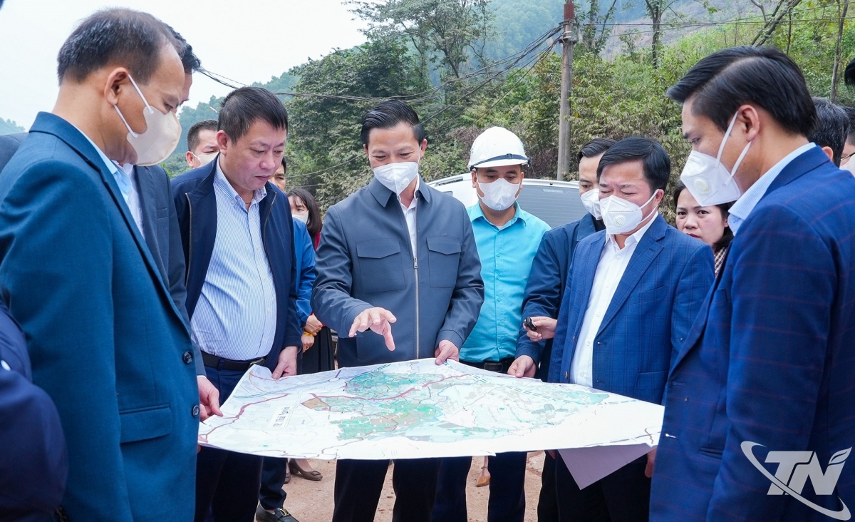 Đồng chí Chủ tịch UBND tỉnh Vương Quốc Tuấn giao nhiệm vụ cho các ngành, đơn vị liên quan trong triển khai quy hoạch Nhà máy xử lý rác sinh hoạt và phát điện tại xã Tân Cương