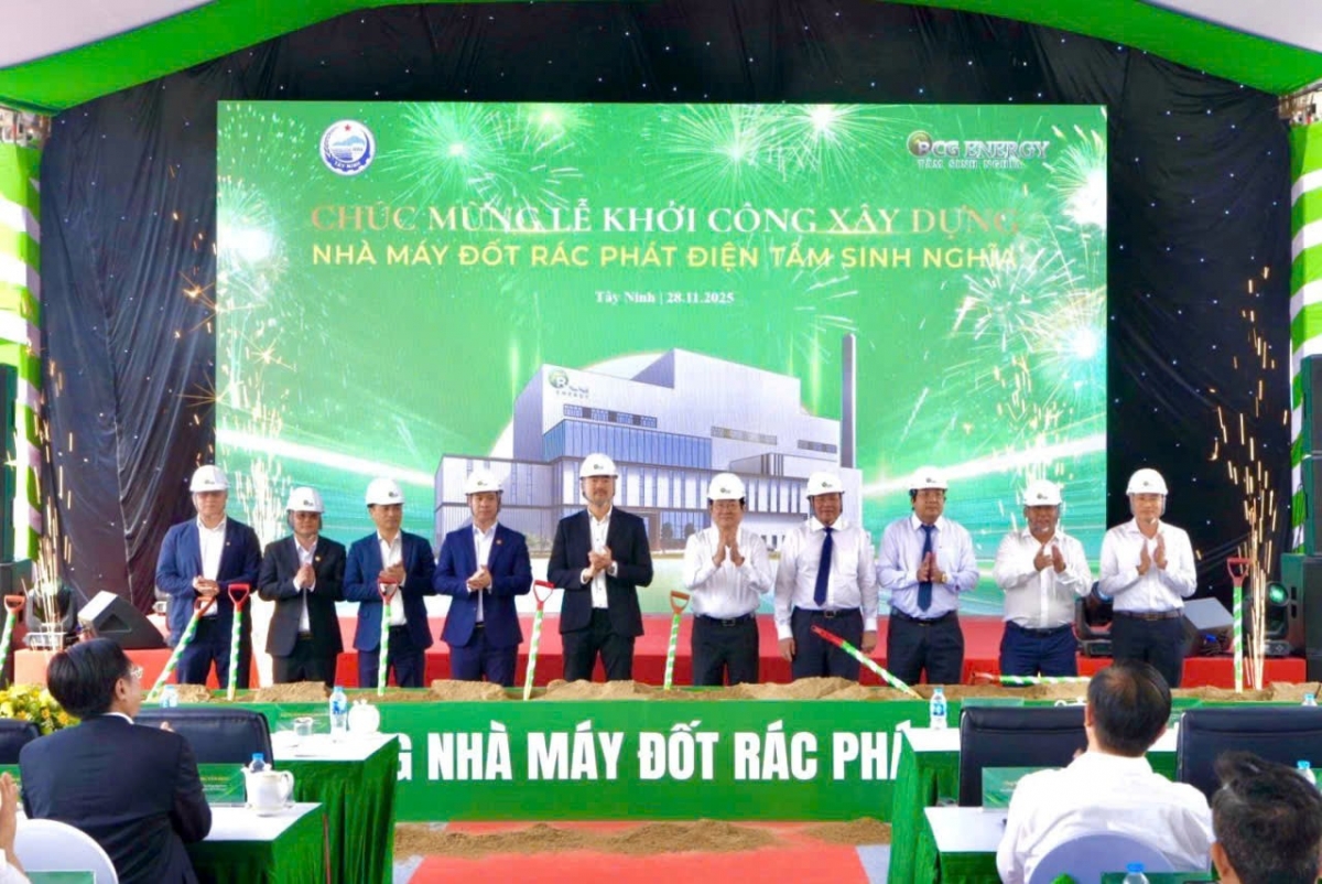 Các đại biểu thực hiện nghi thức khởi công nhà máy đốt rác phát điện Tâm Sinh Nghĩa. Các đại biểu thực hiện nghi thức khởi công nhà máy đốt rác phát điện Tâm Sinh Nghĩa.