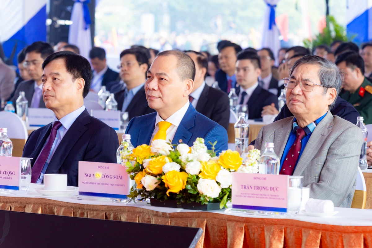 Các đại biểu tham dự lễ khởi công, khánh thành 234 công trình dự án trọng điểm tại điểm cầu Hà Nội.