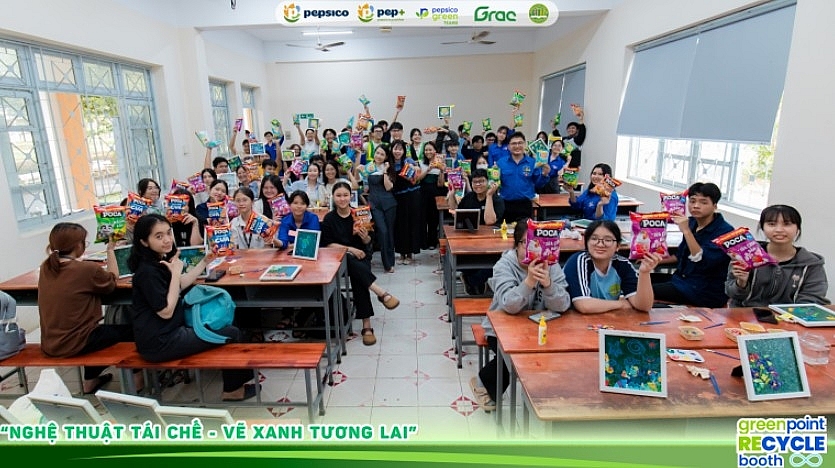 Sinh viên được tự tay cắt, sắp xếp và kết nối những mảnh nhựa tái chế để tạo nên các bức tranh mosaic Sinh viên được tự tay cắt, sắp xếp và kết nối những mảnh nhựa tái chế để tạo nên các bức tranh mosaic