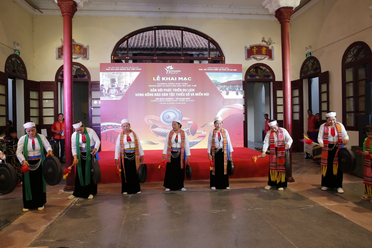 Các nghệ nhân người Mường trình diễn