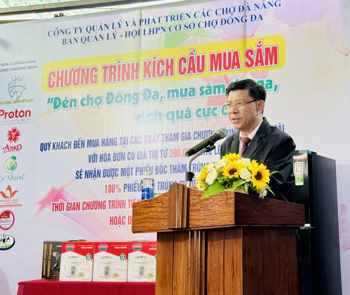 Ông Nguyễn Thu, Trưởng ban quản lý chợ Đống Đa phát biểu khai mạc Ông Nguyễn Thu, Trưởng ban quản lý chợ Đống Đa phát biểu khai mạc