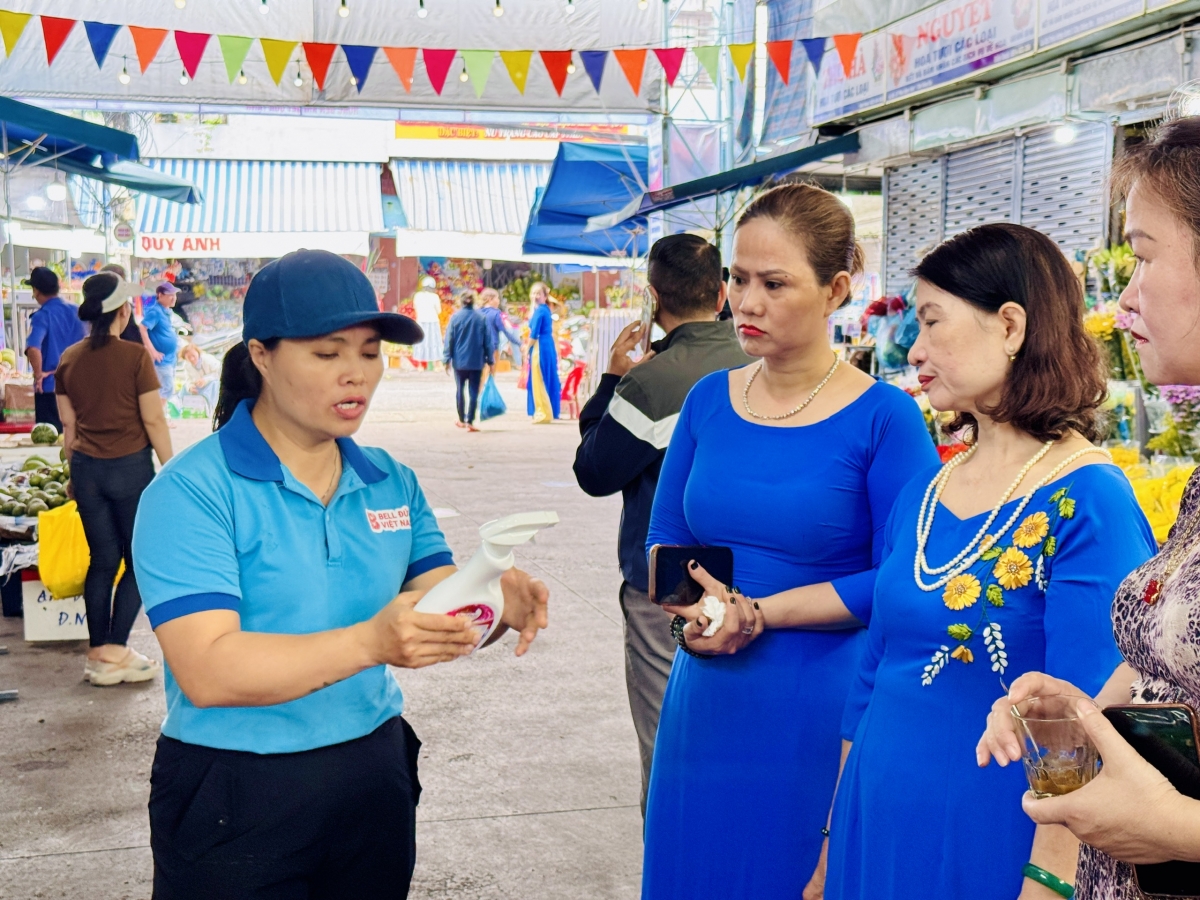 Đây là nỗ lực thiết thực nhằm thu hút người tiêu dùng quay trở lại với chợ truyền thống và hỗ trợ tiểu thương trong bối cảnh cạnh tranh gay gắt. Đây là nỗ lực thiết thực nhằm thu hút người tiêu dùng quay trở lại với chợ truyền thống và hỗ trợ tiểu thương trong bối cảnh cạnh tranh gay gắt.