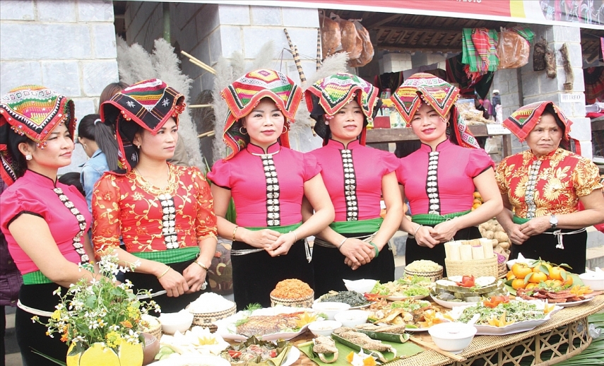 Chiếc khăn Piêu trong văn hóa truyền thống của đồng bào dân tộc Thái Tây Bắc Chiếc khăn Piêu trong văn hóa truyền thống của đồng bào dân tộc Thái Tây Bắc