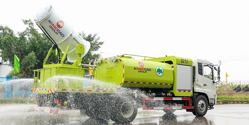 Xe phun sương dập bụi trang bị hệ thống phun sương áp lực cao, tạo hạt nước siêu mịn giúp kiểm soát bụi mịn. Ảnh: AMACCAO