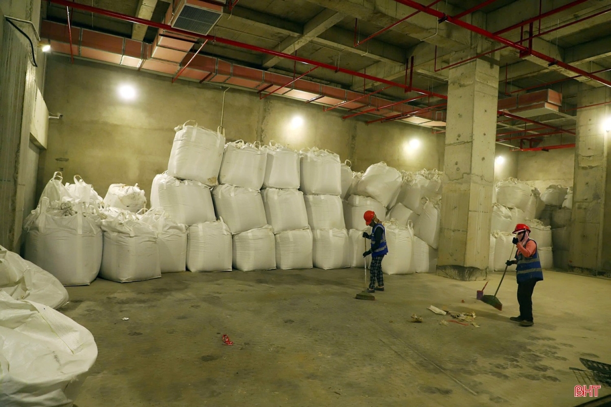 Bụi tro được thu gom vào bao nylon lớn đưa đi chôn lấp. Khu vực chôn lấp tro rác thải được xây dựng trong khuôn viên nhà máy. Bụi tro được thu gom vào bao nylon lớn đưa đi chôn lấp. Khu vực chôn lấp tro rác thải được xây dựng trong khuôn viên nhà máy.