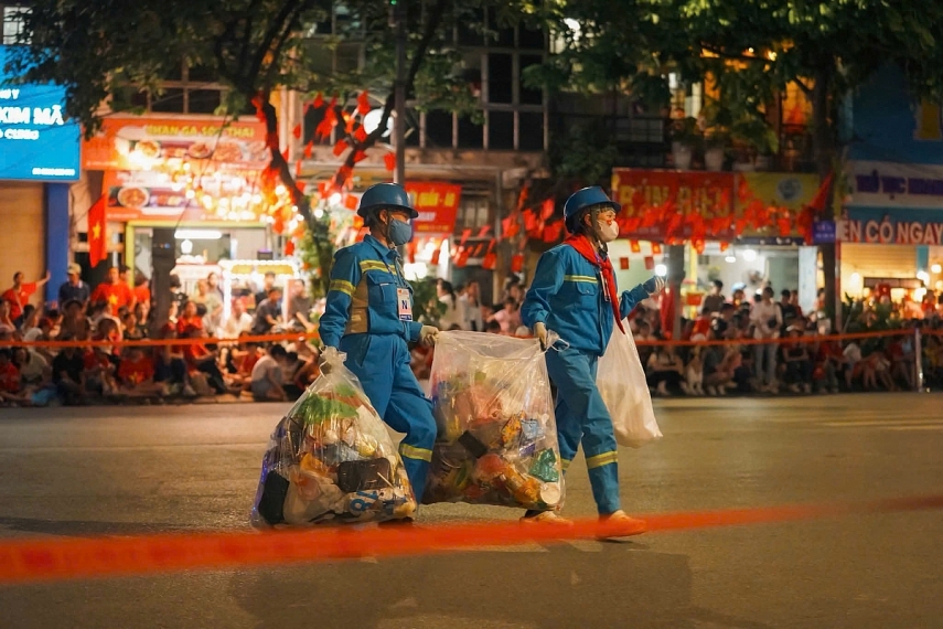 Công nhân môi trường làm nhiệm vụ trong dịp Kỷ niệm 80 năm Quốc khánh