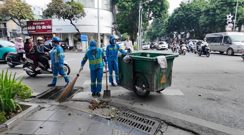 Công nhân môi trường Hà Nội làm nhiệm vụ