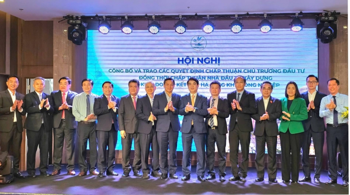 Khánh Hòa trao chủ trương đầu tư 3 khu công nghiệp: Mở rộng không gian phát triển theo hướng xanh và bền vững Khánh Hòa trao chủ trương đầu tư 3 khu công nghiệp: Mở rộng không gian phát triển theo hướng xanh và bền vững