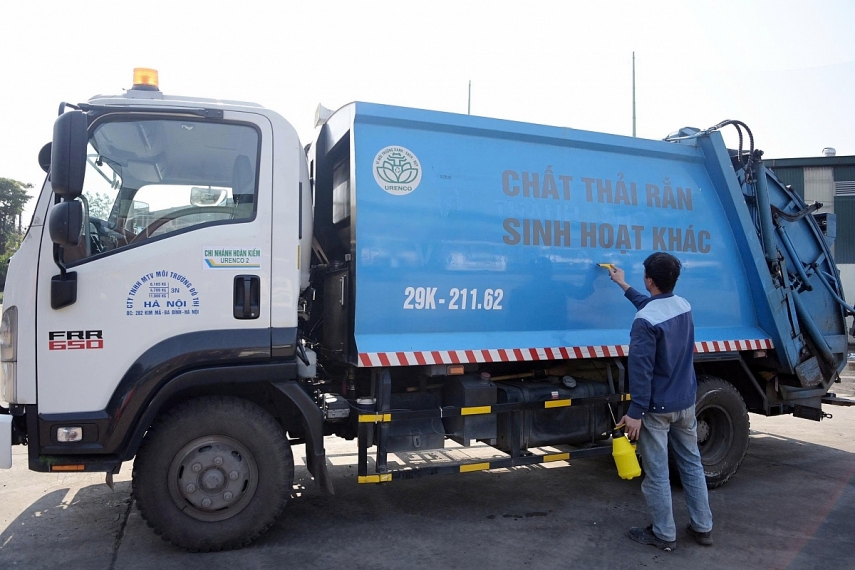 Công ty TNHH MTV Môi trường Đô thị Hà Nội tổ chức dán nhãn cho phương tiện phục vụ công tác thu gom, vận chuyển rác thải sinh hoạt Công ty TNHH MTV Môi trường Đô thị Hà Nội tổ chức dán nhãn cho phương tiện phục vụ công tác thu gom, vận chuyển rác thải sinh hoạt