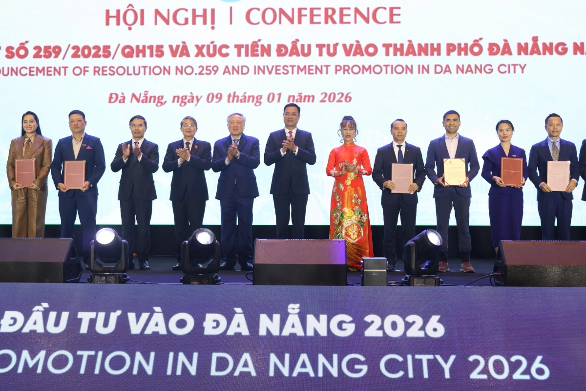 Phó Thủ tướng Thường trực Chính phủ Nguyễn Hòa Bình cùng lãnh đạo thành phố Đà Nẵng và đại biểu trao quyết định và giấy chứng nhận đầu tư