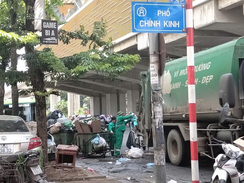 Một điểm tập kết rác bị quá tải, rác, nước rỉ rác vương vãi xuống đường gây mất mỹ quan đô thị