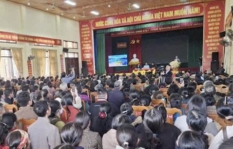 Hơn 200 người dân của 11 thôn ở xã Hồng Lộc dự hội nghị cung cấp thông tin về Dự án Nhà máy xử lý chất thải rắn