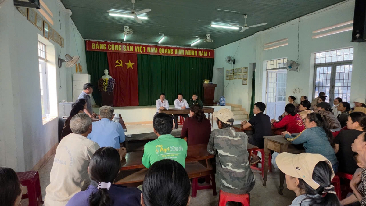 Tạp chí Công nghiệp môi trường và UBND xã Ia Rvê trao tặng 155 phần quà cho người dân trên địa bàn