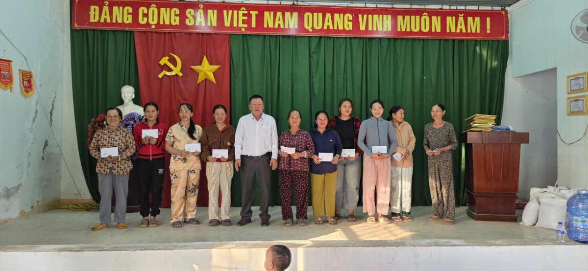 Tạp chí Công nghiệp môi trường và UBND xã Ia Rvê trao tặng 155 phần quà cho người dân trên địa bàn