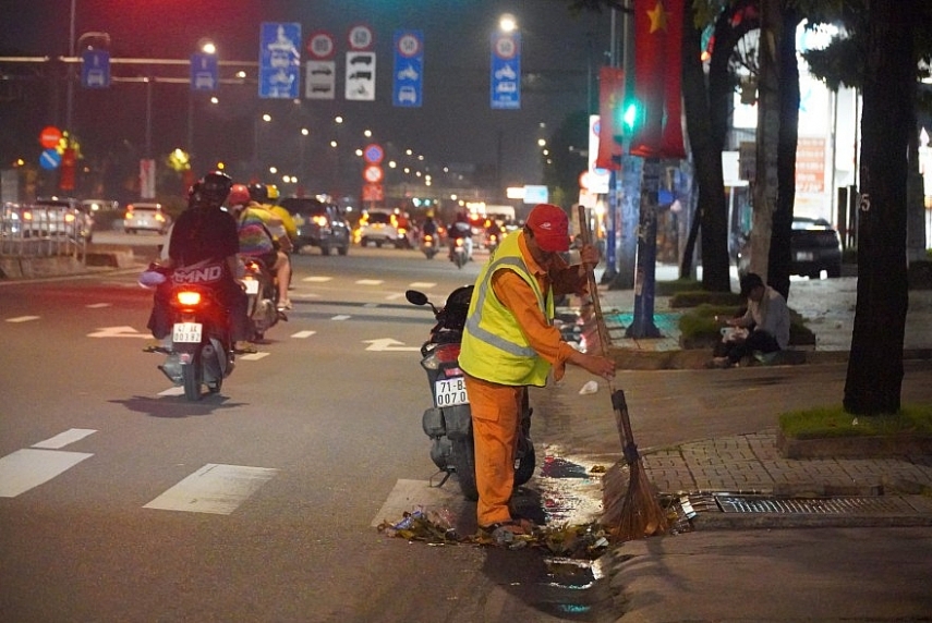 Hệ thống vệ sinh đô thị sẽ hoạt động 24/24 giờ/ngày trong các ngày cao điểm dịp Tết Nguyên đán Hệ thống vệ sinh đô thị sẽ hoạt động 24/24 giờ/ngày trong các ngày cao điểm dịp Tết Nguyên đán