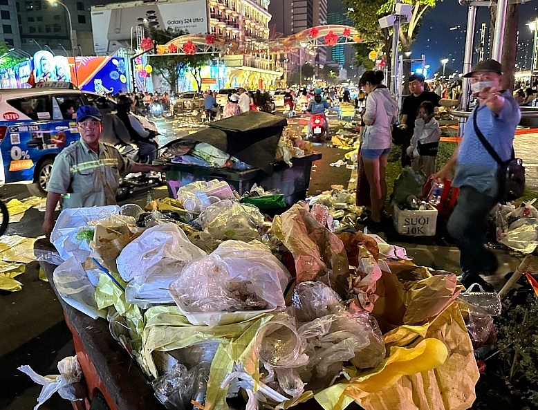 Công nhân vệ sinh vất vả dọn dẹp rác thải sau đêm giao thừa đón năm mới. Ảnh minh họa Công nhân vệ sinh vất vả dọn dẹp rác thải sau đêm giao thừa đón năm mới. Ảnh minh họa