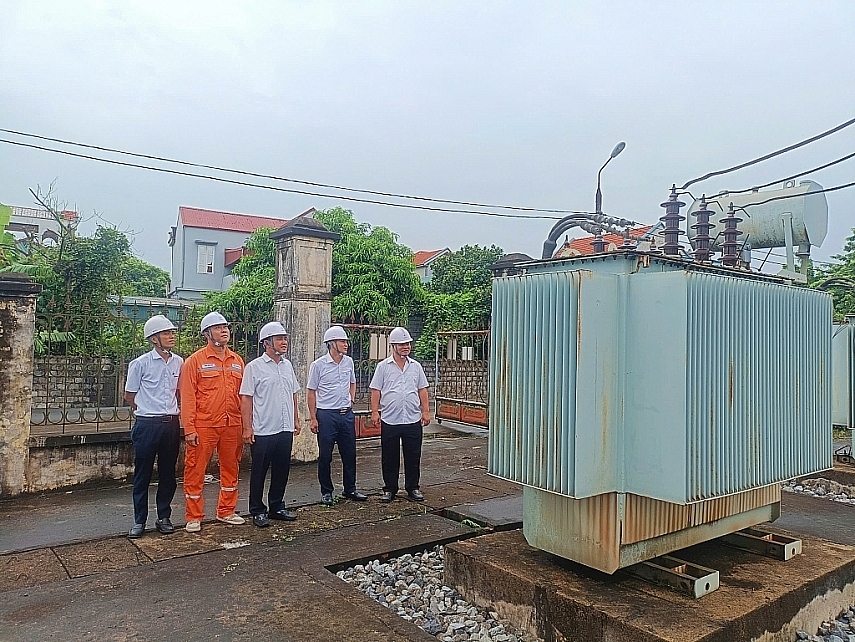 Điện lực Ninh Bình: Đảm bảo cung cấp điện an toàn, liên tục và ổn định phục vụ phát triển kinh tế - xã hội địa phương Điện lực Ninh Bình: Đảm bảo cung cấp điện an toàn, liên tục và ổn định phục vụ phát triển kinh tế - xã hội địa phương