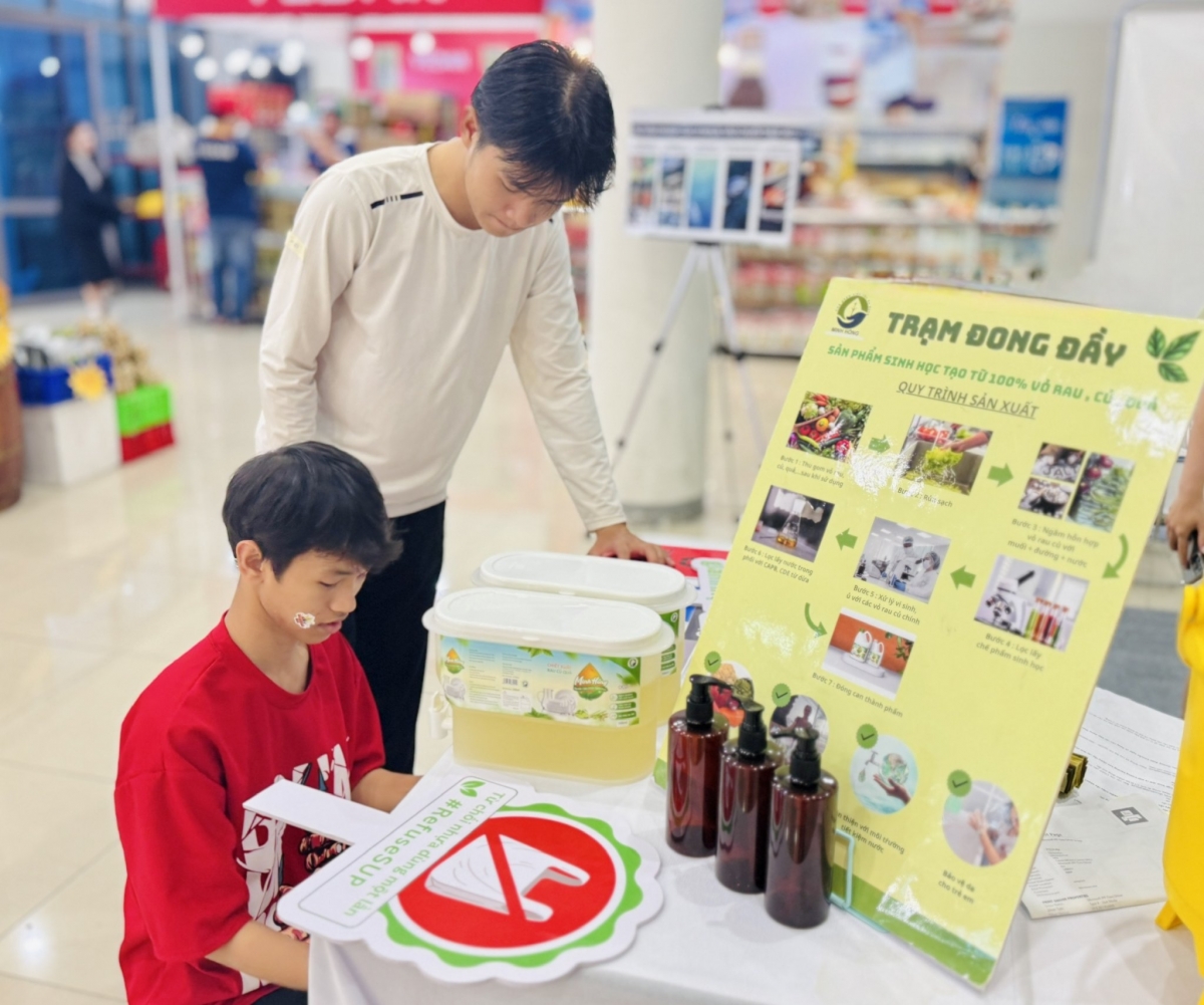 Các gian hàng sản phẩm thân thiện với môi trường, lan tỏa thông điệp bảo vệ môi trường đến cộng đồng Các gian hàng sản phẩm thân thiện với môi trường, lan tỏa thông điệp bảo vệ môi trường đến cộng đồng