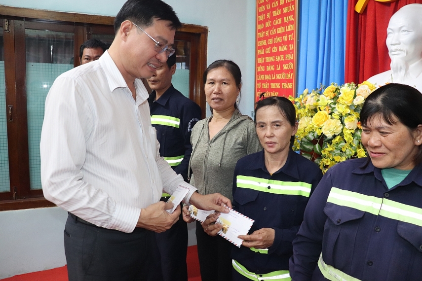 Đại diện lãnh đạo VUIZEA trao tận tay người lao động có hoàn cảnh khó khăn Công ty Cổ phần Môi trường đô thị Phú Yên món quà động viên tinh thần trước dịp Tết xuân về Đại diện lãnh đạo VUIZEA trao tận tay người lao động có hoàn cảnh khó khăn Công ty Cổ phần Môi trường đô thị Phú Yên món quà động viên tinh thần trước dịp Tết xuân về