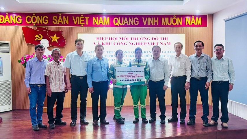 Hiệp hội trao 150 triệu đồng gửi đến Công ty Cổ phần Môi trường đô thị Phú Yên hỗ trợ người lao động bị thiệt hại do bão lũ Hiệp hội trao 150 triệu đồng gửi đến Công ty Cổ phần Môi trường đô thị Phú Yên hỗ trợ người lao động bị thiệt hại do bão lũ