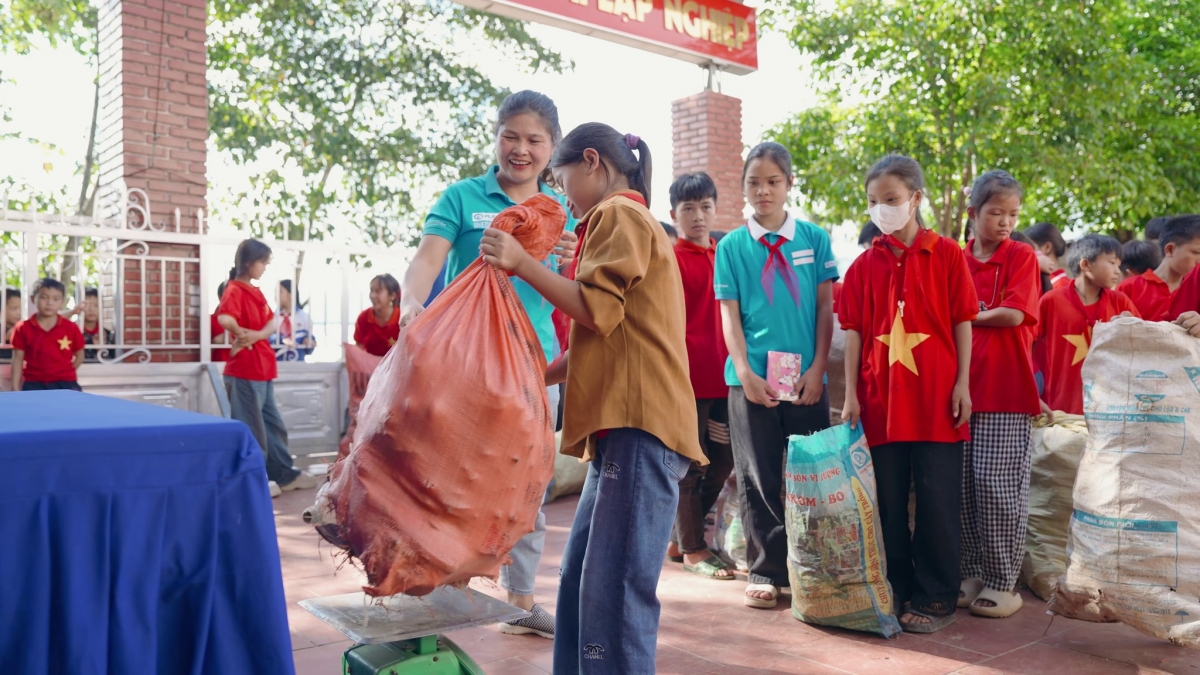 Biến rác thành "bài học xanh" trong sân trường Biến rác thành "bài học xanh" trong sân trường