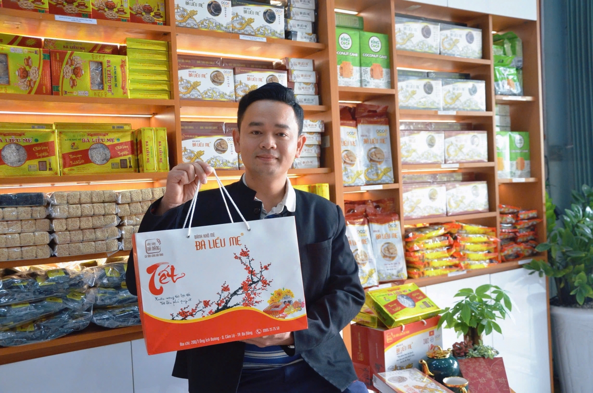 Anh Huỳnh Đức Sol – người kế nghiệp thương hiệu gia truyền bánh khô mè Bà Liễu Mẹ