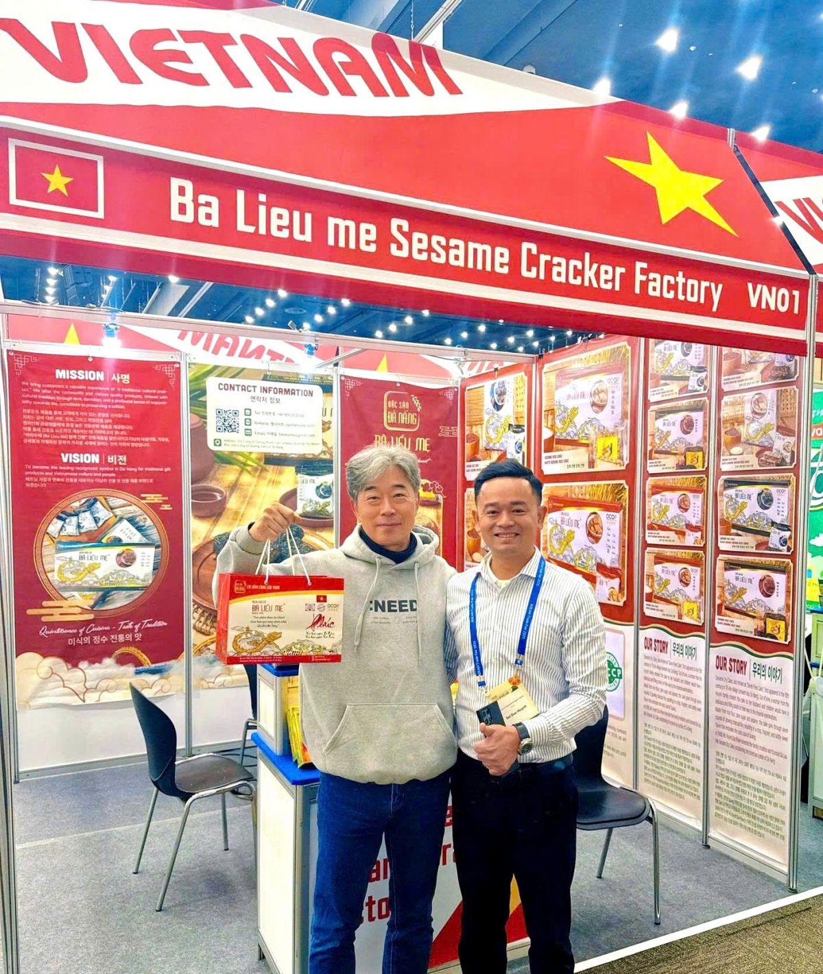 Bánh khô mè Bà Liễu Mẹ tham gia quảng bá và giới thiệu tại hội chợ Seoul, Hàn Quốc