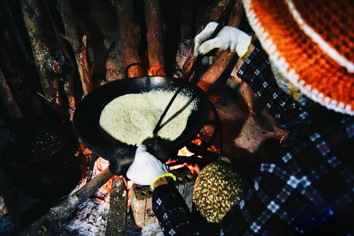 Bếp lửa đỏ từ 4 giờ sáng ở cơ sở bánh khô mè Bà Liễu Mẹ – nơi những mẻ bánh “7 lửa” được làm ra bằng kinh nghiệm và ký ức truyền đời, kịp theo Tết về từng gia đình