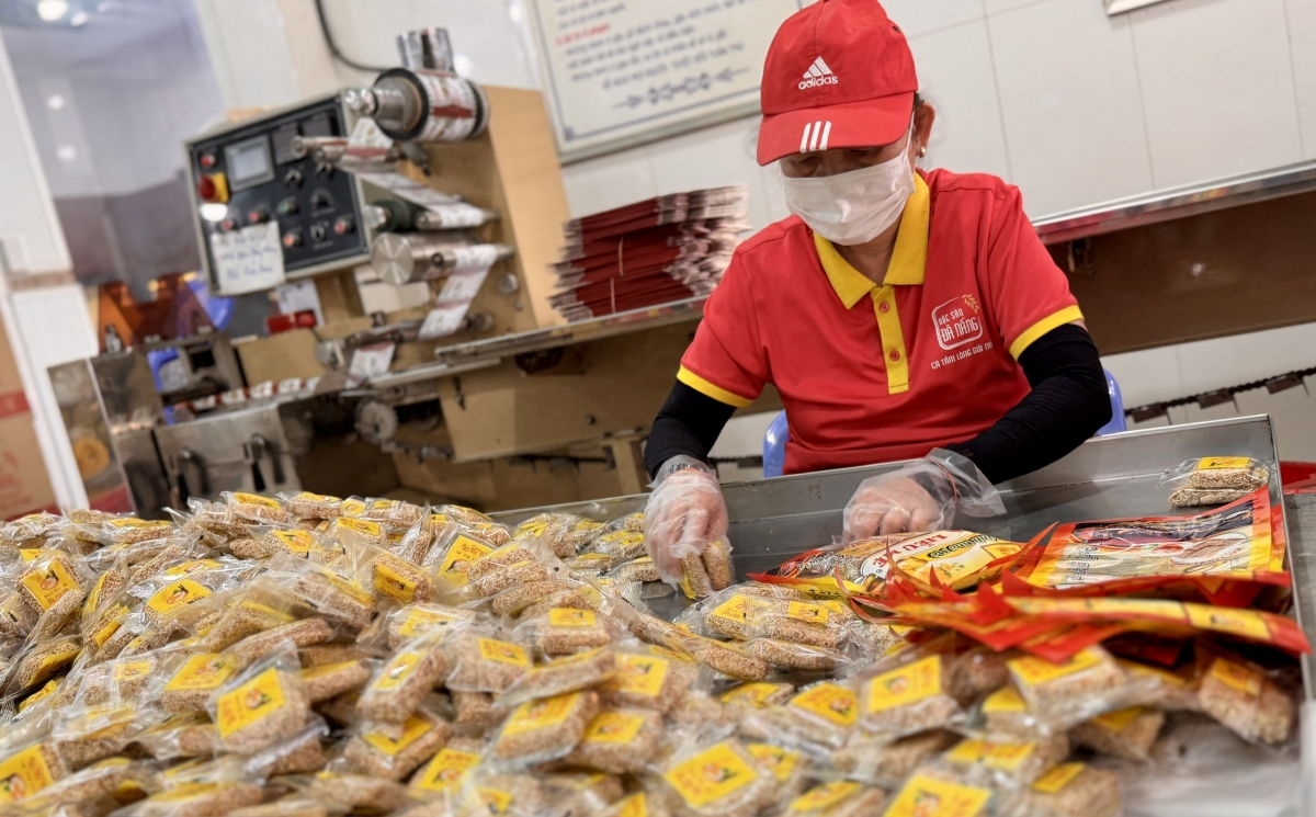 Từng gói bánh được đóng gói cẩn thận, sẵn sàng theo những chuyến xe xuân mang hương vị quê nhà đến mọi miền