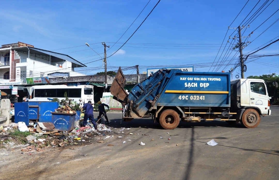 Tỉnh Lâm Đồng đẩy nhanh việc xây dựng giá tối đa dịch vụ thu gom, xử lý rác thải sinh hoạt góp phần minh bạch chi phí, nâng cao hiệu quả quản lý ngân sách, đồng thời bảo đảm công tác vệ sinh môi trường trên địa bàn tỉnh. Tỉnh Lâm Đồng đẩy nhanh việc xây dựng giá tối đa dịch vụ thu gom, xử lý rác thải sinh hoạt góp phần minh bạch chi phí, nâng cao hiệu quả quản lý ngân sách, đồng thời bảo đảm công tác vệ sinh môi trường trên địa bàn tỉnh.