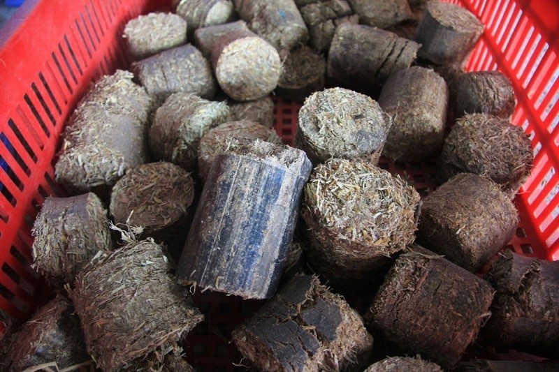 Viên nén sinh khối làm từ rơm rạ được sản xuất trực tiếp tại xưởng Đồng Tháp. Viên nén sinh khối làm từ rơm rạ được sản xuất trực tiếp tại xưởng Đồng Tháp.