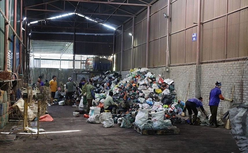 Một cơ sở tái chế ắc quy thải tại làng nghề truyền thống