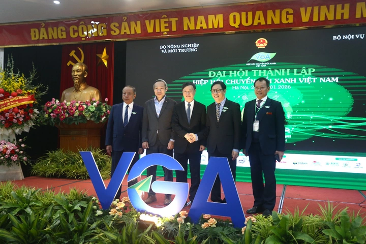 Thứ trưởng Bộ Khoa học và Công nghệ Hoàng Minh chúc mừng Hiệp hội Chuyển đổi xanh Việt Nam tổ chức thành công Đại hội.