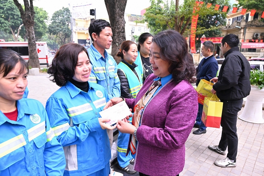 Đồng chí Nguyễn Thị Thu Thủy - Phó Chủ tịch Liên đoàn Lao động TP Hà Nội dành sự quan tâm và thăm hỏi tới người lao động của URENCO Hà Nội Đồng chí Nguyễn Thị Thu Thủy - Phó Chủ tịch Liên đoàn Lao động TP Hà Nội dành sự quan tâm và thăm hỏi tới người lao động của URENCO Hà Nội