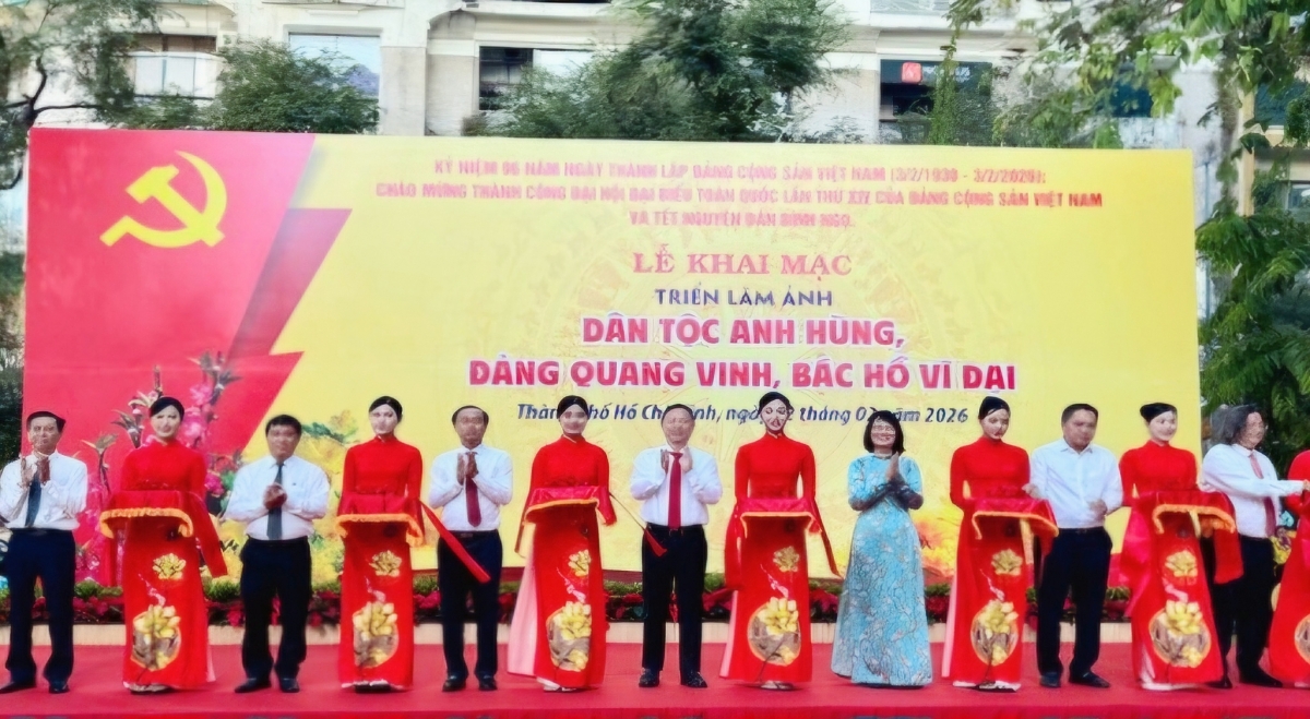 Khơi dậy niềm tự hào dân tộc qua những bộ ảnh mừng Xuân Bính Ngọ Khơi dậy niềm tự hào dân tộc qua những bộ ảnh mừng Xuân Bính Ngọ