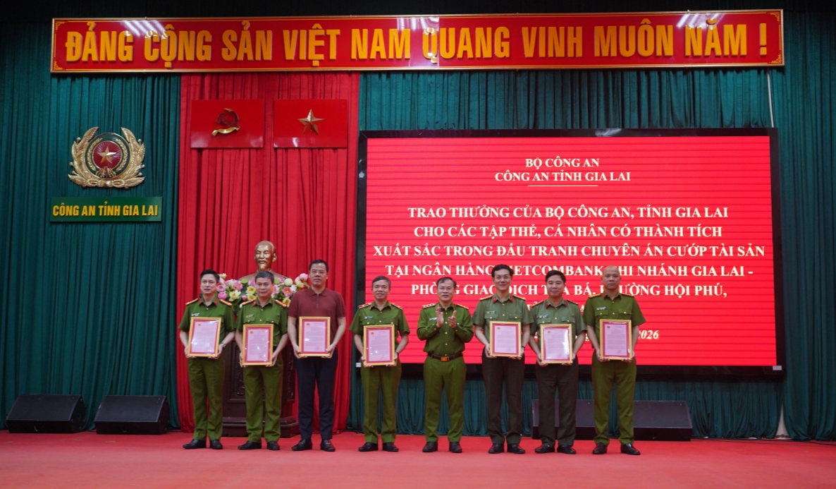 Bộ công khen thưởng cho tập thể, cá nhân xuất sắc trong ý tưởng đột phá phá cướp ngân hàng chuyên nghiệp