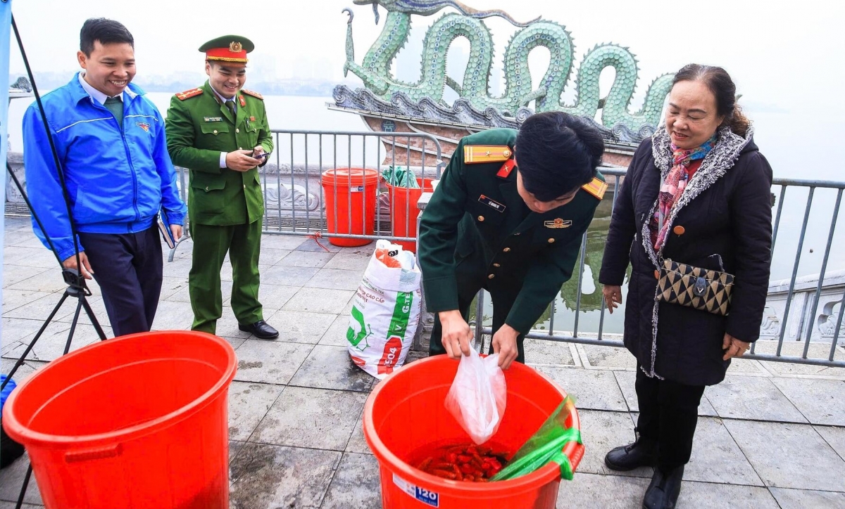 Chung tay bảo vệ môi trường trong ngày tiễn ông Công ông Táo