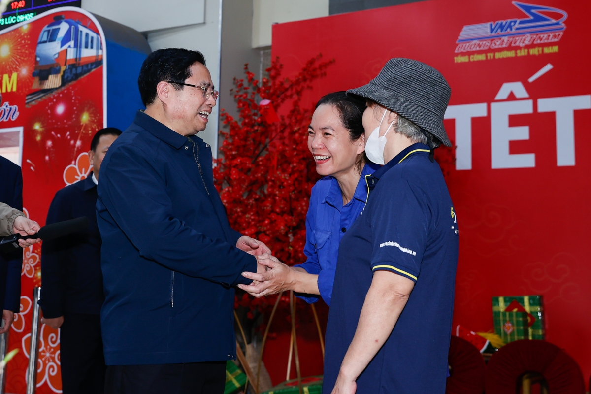 Thủ tướng Chính phủ Phạm Minh Chính thăm hỏi, động viên, chúc Tết công nhân môi trường tại Hà Nội