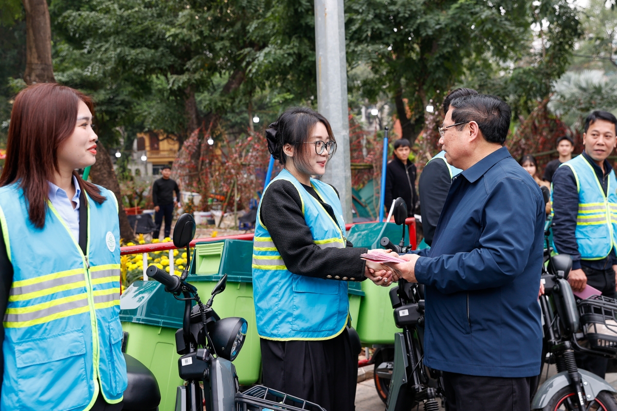 Thủ tướng Chính phủ Phạm Minh Chính thăm hỏi, động viên, chúc Tết công nhân môi trường tại Hà Nội