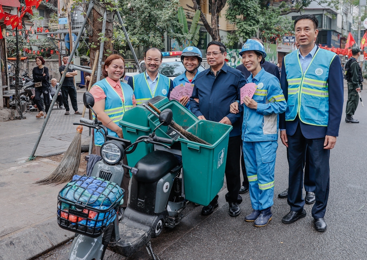 Thủ tướng Chính phủ Phạm Minh Chính thăm hỏi, động viên, chúc Tết công nhân môi trường tại Hà Nội