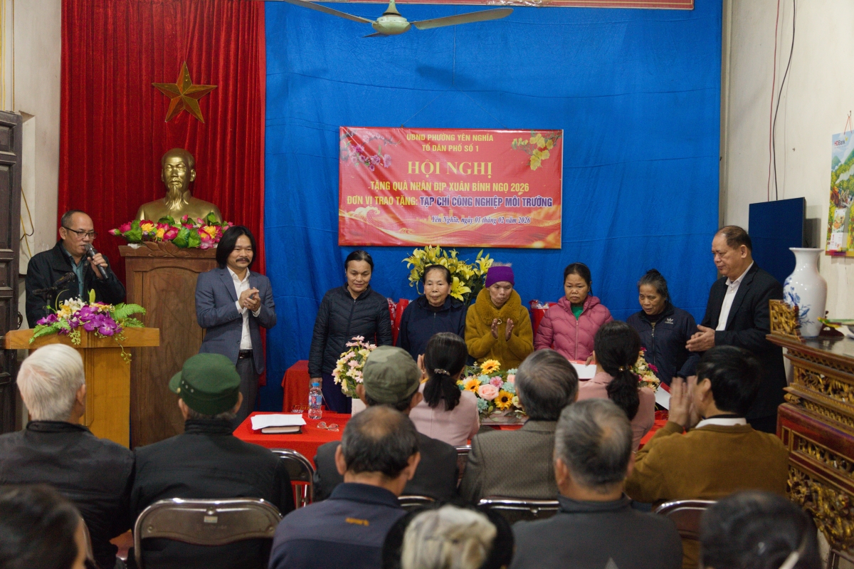 Tạp chí Công nghiệp môi trường tặng nhiều suất quà cho các gia đình chính sách, khó khăn và công nhân môi trường