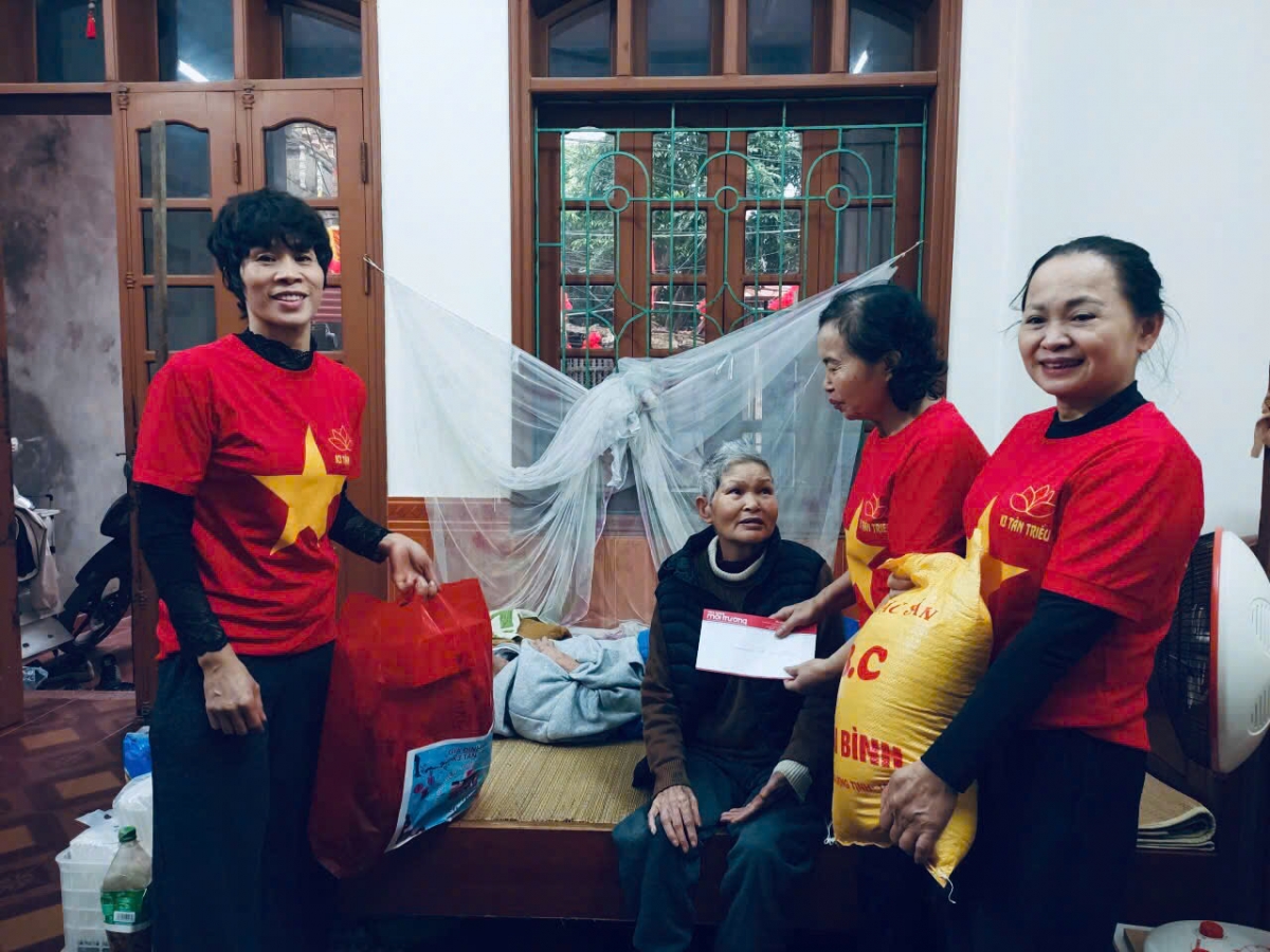 Tạp chí Công nghiệp môi trường tặng nhiều suất quà cho các gia đình chính sách, khó khăn và công nhân môi trường