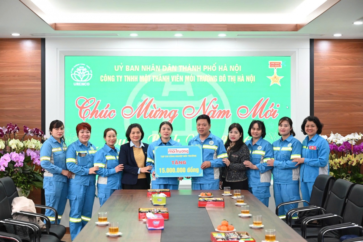 Tạp chí Công nghiệp môi trường tặng nhiều suất quà cho các gia đình chính sách, khó khăn và công nhân môi trường