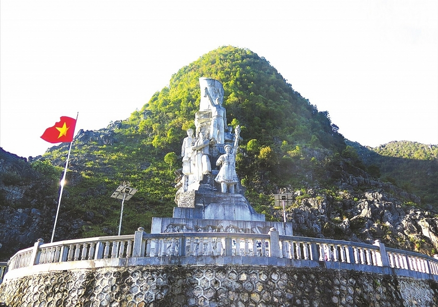 Mùa Xuân trên con đường Hạnh phúc Mùa Xuân trên con đường Hạnh phúc