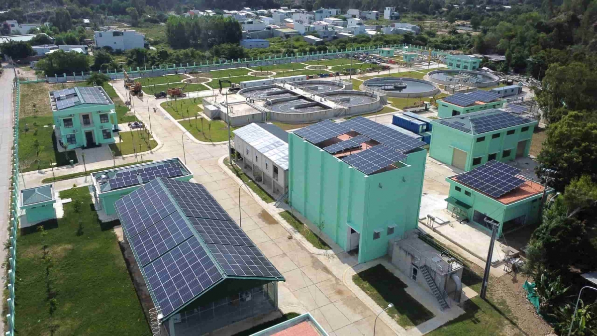 Trong bối cảnh tốc độ đô thị hóa, phát triển du lịch và công nghiệp gia tăng nhanh chóng, Khánh Hòa xác định hạ tầng xử lý và bảo vệ môi trường là một trong những trụ cột quan trọng bảo đảm tăng trưởng bền vững. Tỉnh tập trung nguồn lực cho các dự án xây dựng, nâng cấp hệ thống xử lý nước thải sinh hoạt và công nghiệp, cải tạo mạng lưới thoát nước đô thị, đồng thời từng bước hiện đại hóa công tác thu gom, vận chuyển và xử lý rác thải. Nhiều dự án trọng điểm được đẩy nhanh tiến độ nhằm giảm thiểu tình trạng quá tải, hạn chế ô nhiễm cục bộ tại các khu dân cư, khu công nghiệp và khu du lịch ven biển. Bên cạnh đầu tư từ ngân sách, địa phương cũng chú trọng thu hút nguồn lực xã hội hóa, khuyến khích doanh nghiệp tham gia các dự án xử lý rác thải theo công nghệ tiên tiến, thân thiện với môi trường. Công tác quy hoạch hạ tầng môi trường được lồng ghép chặt chẽ trong quy hoạch đô thị, bảo đảm tính đồng bộ, lâu dài. Đồng thời, tỉnh tăng cường giám sát, kiểm tra việc chấp hành quy định về bảo vệ môi trường, xử lý nghiêm các trường hợp vi phạm, từng bước nâng cao ý thức cộng đồng. Việc ưu tiên phát triển hạ tầng xử lý và bảo vệ môi trường không chỉ góp phần cải thiện chất lượng sống của người dân mà còn tạo nền tảng vững chắc cho phát triển du lịch, dịch vụ và công nghiệp theo hướng xanh. Đáng chú ý, ngày 14 tháng 01 năm 2026, UBND tỉnh Khánh Hòa đã phê duyệt Danh mục các dự án kêu gọi đầu tư giai đoạn 2026 - 2030 tại Quyết định số 151/QĐ-UBND. Trong danh mục 231 dự án được kêu gọi có 17 dự án lĩnh vực nông nghiệp và 07 dự án môi trường được đặc biệt chú trọng. Tỉnh định hướng thu hút các mô hình ứng dụng công nghệ cao vào sản xuất, chế biến và bảo quản sau thu hoạch.   Khánh Hòa ưu tiên các dự án trong lĩnh vực bảo vệ môi trường và nông nghiệp công nghệ cao. (Ảnh: BH).  Với lĩnh vực môi trường, Khánh Hòa đang tập trung kêu gọi các nhà đầu tư có năng lực công nghệ hiện đại tham gia vào hệ thống xử lý chất thải bền vững. Các dự án trọng điểm bao gồm: Nhà máy xử lý rác Vĩnh Lương (phường Bắc Nha Trang) với quy mô 6,5 ha; nhà máy xử lý rác thải tại xã Nam Cam Ranh (11,3 ha) và xã Tân Định (10 ha). Bên cạnh đó, tỉnh cũng chú trọng hạ tầng xử lý chất thải với dự án bãi tiếp nhận và xử lý chất thải rắn xây dựng tại xã Nam Cam Ranh (10 ha); bãi chôn lấp chất thải rắn sinh hoạt tại xã Tân Định (5,7 ha). Đáng chú ý hai dự án có quy mô lớn nhất là nhà máy xử lý rác thải rắn tại xã Diên Lâm (40 ha) và khu xử lý chất thải rắn Bắc Vân Phong tại xã Tu Bông (30 ha) được kỳ vọng sẽ trở thành hạt nhân trong việc bảo vệ môi trường, phục vụ định hướng phát triển xanh của địa phương.    Xử lý rác thải rắn tại xã Diên Lâm và xã Tu Bông là 2 dự án có quy mô lớn.  Các Sở Tài chính, Sở Nông nghiệp và Môi trường cùng các đơn vị liên quan sẽ chịu trách nhiệm rà soát các thủ tục pháp lý, đảm bảo đầy đủ chặt chẽ trong quá trình thực hiện chấp thuận chủ trương đầu tư. Việc đặt ưu tiên cao cho các dự án hạ tầng xử lý và bảo vệ môi trường thể hiện quyết tâm của Khánh Hòa trong việc hài hòa giữa phát triển kinh tế và gìn giữ tài nguyên, cảnh quan. Trong bối cảnh biến đổi khí hậu và áp lực gia tăng từ hoạt động sản xuất, dịch vụ, việc đầu tư hệ thống hạ tầng môi trường đồng bộ, sẽ góp phần hạn chế, chấm dứt nguy cơ ô nhiễm. Do đó, với định hướng đầu tư bài bản, dài hạn cho lĩnh vực này được xem là bước đi cần thiết, mang tính chiến lược. Thời gian tới, cùng với việc hoàn thiện các công trình xử lý nước thải, rác thải và cải tạo hệ thống thoát nước, tỉnh sẽ đẩy mạnh tuyên truyền, nâng cao nhận thức cộng đồng, khuyến khích phân loại rác tại nguồn và sử dụng tài nguyên tiết kiệm, hiệu quả sẽ góp phần giảm áp lực cho hạ tầng xử lý. Khi hạ tầng môi trường được đầu tư đồng bộ và vận hành hiệu quả, Khánh Hòa sẽ có thêm điều kiện để phát triển du lịch chất lượng cao, thu hút đầu tư và nâng cao hình ảnh địa phương xanh, sạch, đẹp trong mắt người dân và du khách.